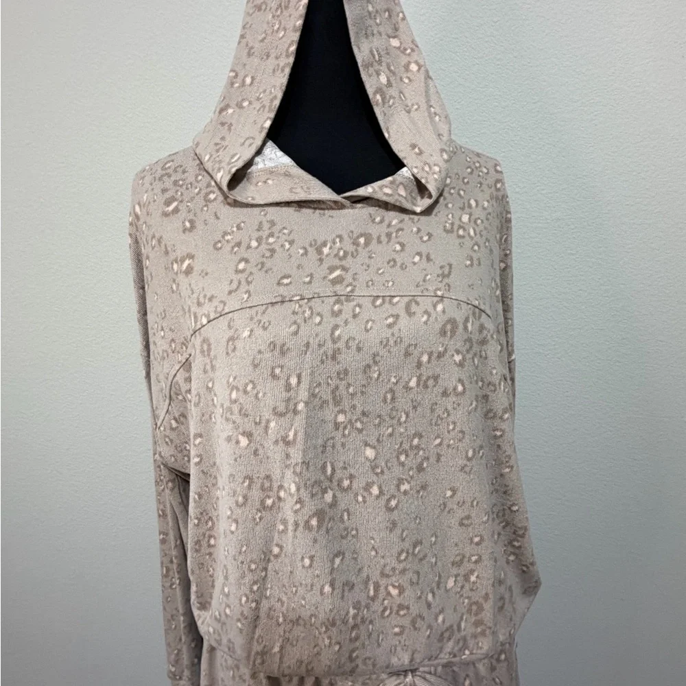 NWT Pink Rose Cozie Textured Set in Beige cheetah print